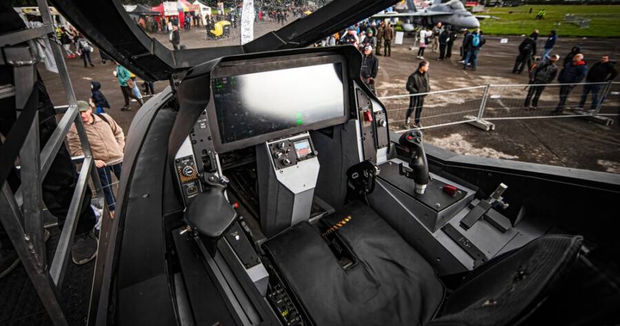 Inside Modern Fighter Jet Cockpit Technology